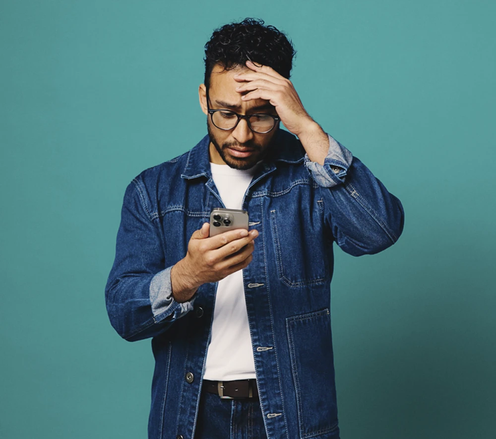 Mano sujetando una casa con porcentajes y papeles, representando una hipoteca IRPH