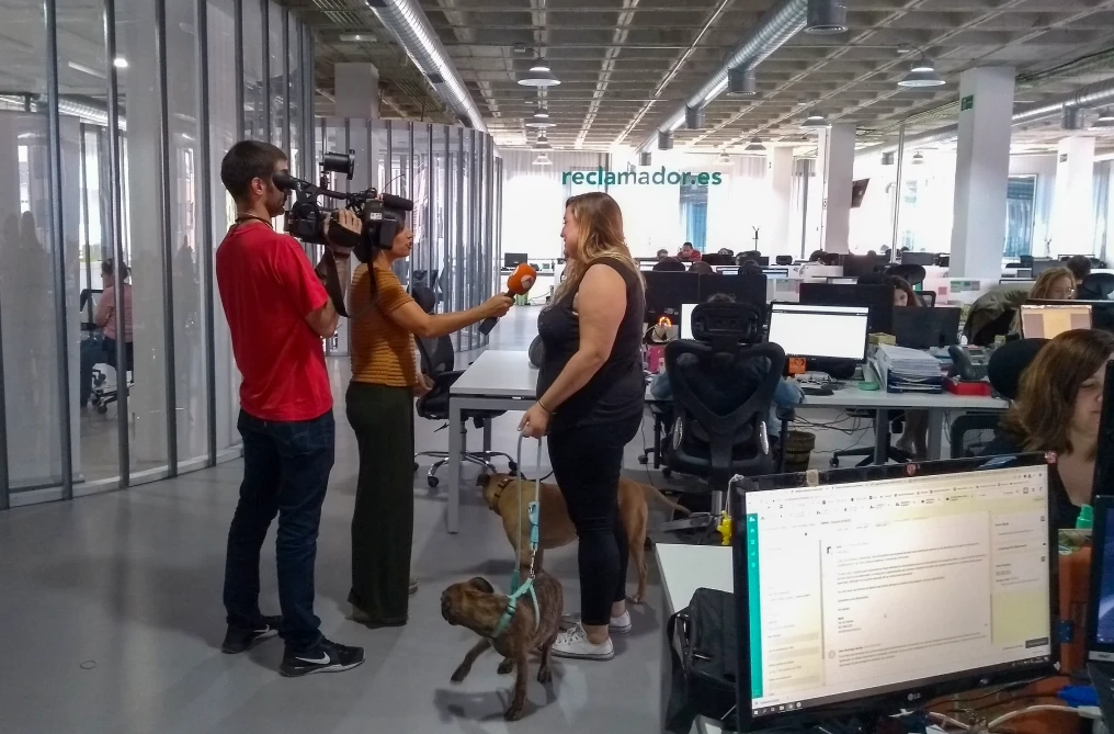 Ana Rodríguez atendiendo a Antena 3 en nuestra oficina