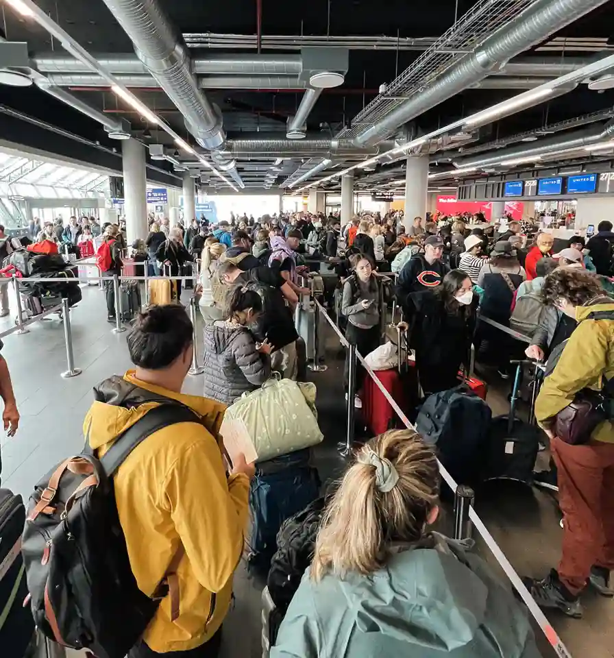 personas esperando por huelga