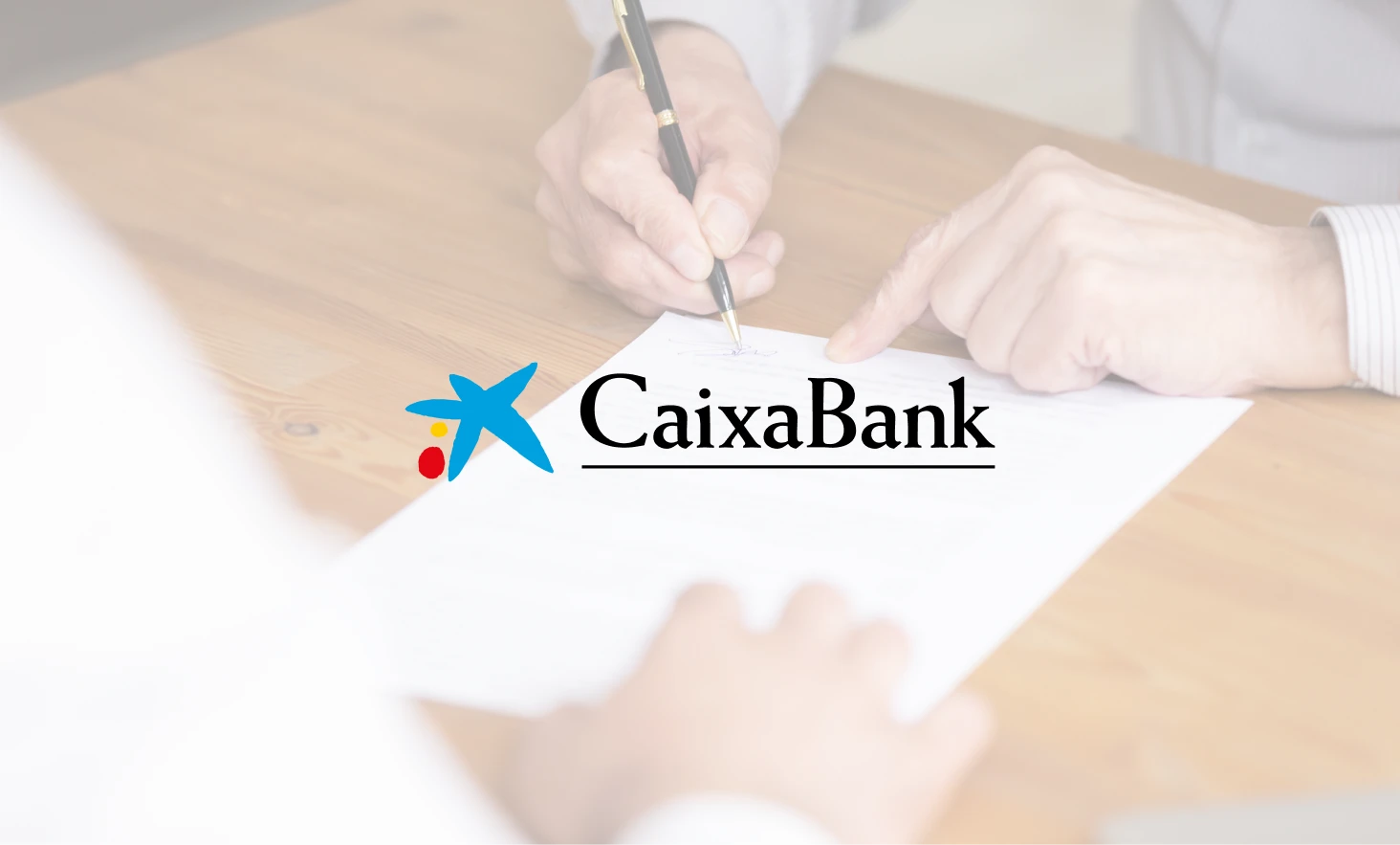 Hombre firmando documentos de reclamación de gastos de hipoteca en Caixabank