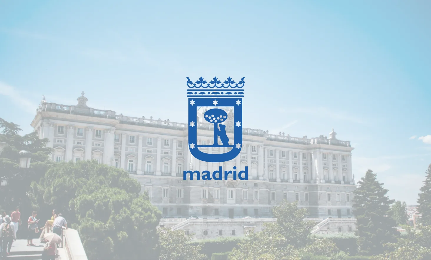 Palacio Real de Madrid con el logotipo del Ayuntamiento de Madrid en primer plano