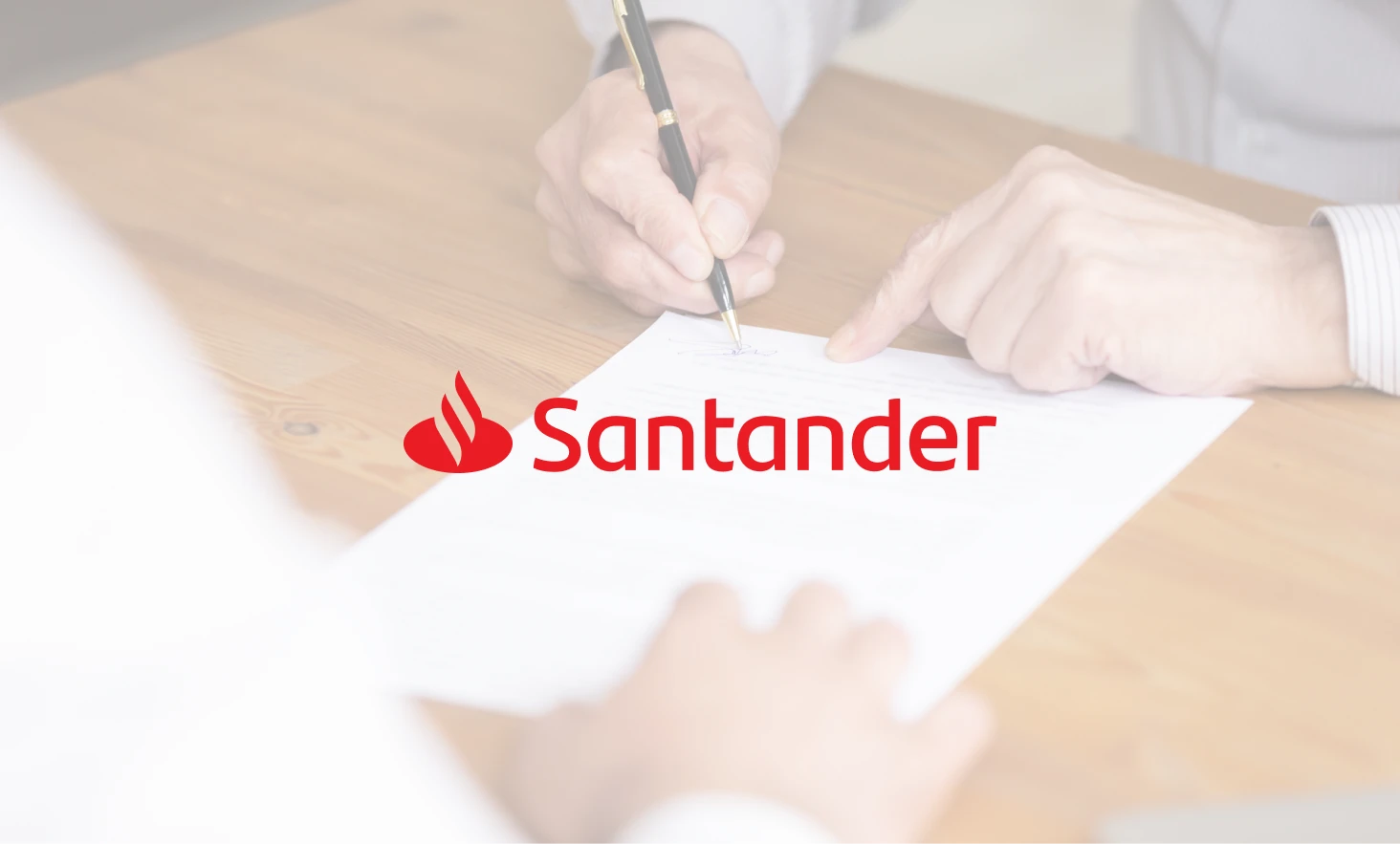 Hombre firmando documentos de reclamación de gastos de hipoteca en el Banco Santander