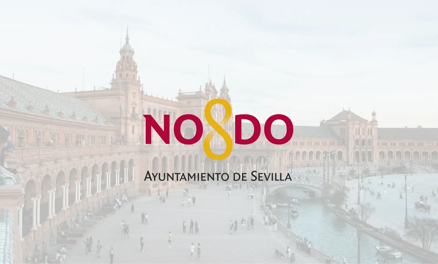 Vista de la Plaza de España de Sevilla con el logotipo del Ayuntamiento de Sevilla en primer plano