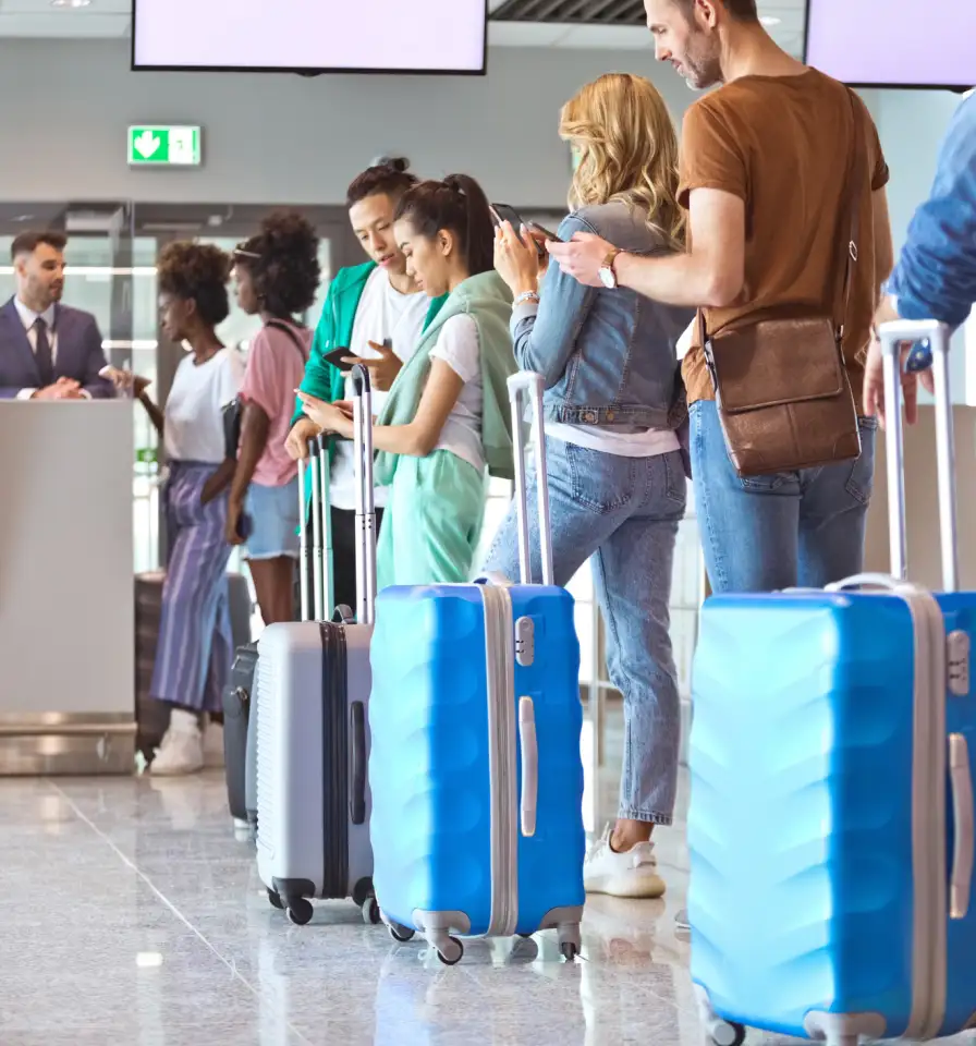 Cola de pasajeros en el aeropuerto por overbooking