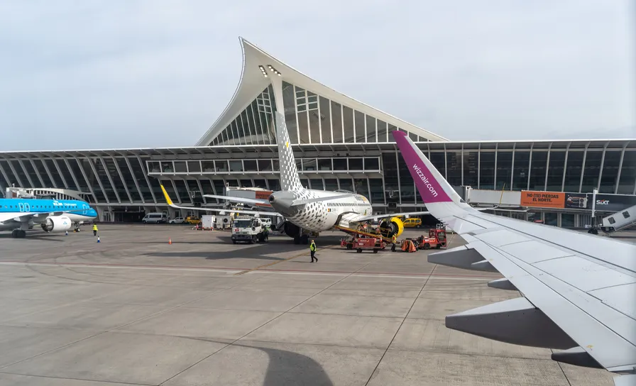 Vista desde el interior del Aeropuerto de Bilbao