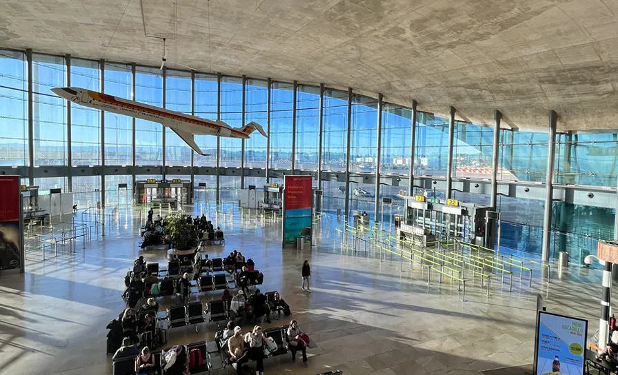Vista desde el interior del Aeropuerto de Valencia