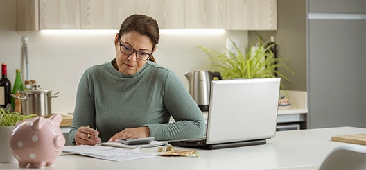 mujer haciendo las cuentas de sus deudas