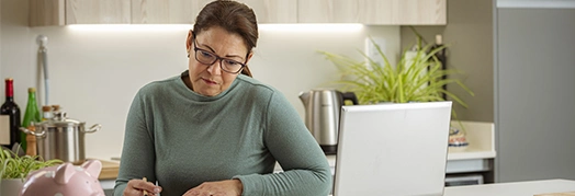 mujer haciendo las cuentas de sus deudas