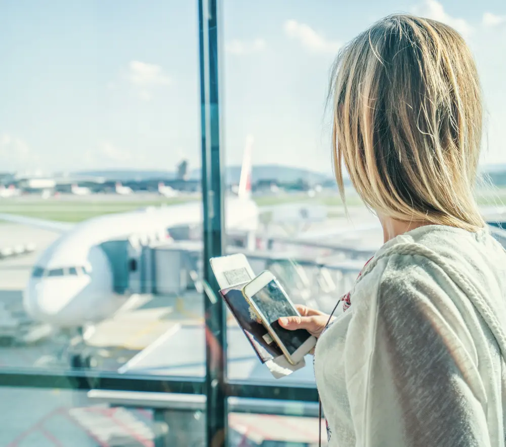 Mujer preocupada porque le han cambiado la fecha de su vuelo