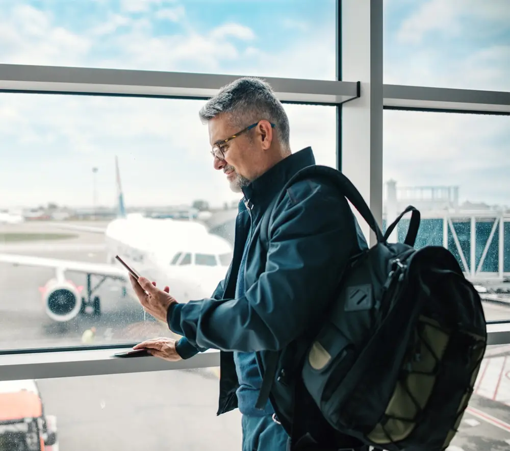 Mujer preocupada porque le han cambiado la fecha de su vuelo