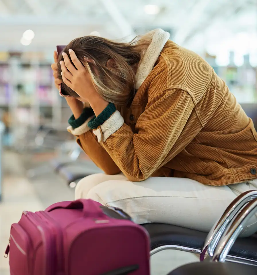 Mujer frustrada en el aeropuerto porque su vuelo ha sufrido un retraso