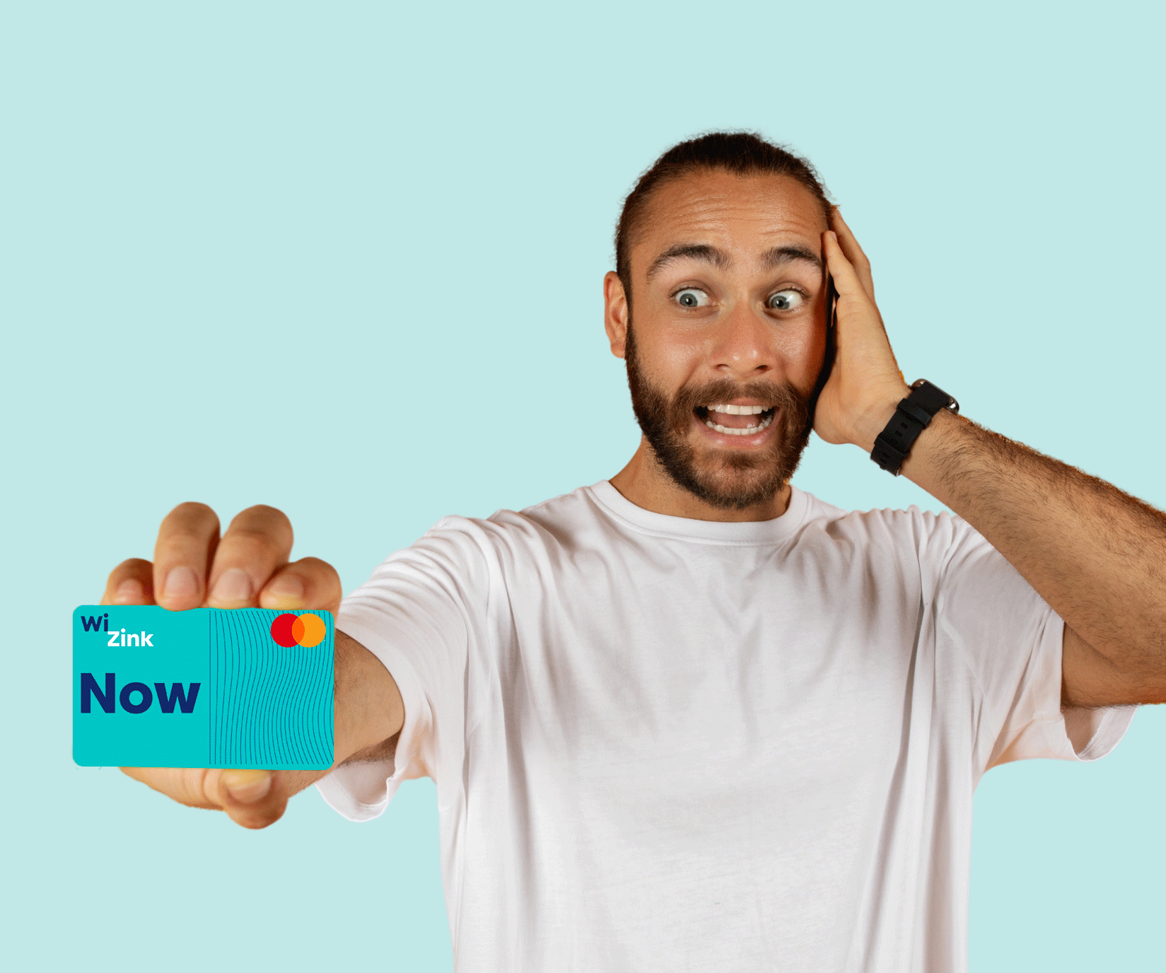 Hombre sorprendido mostrando tarjeta de WiZink, IKEA Visa, CaixaBank, Carrefour y Alcampo